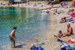 Resort Centinera *** - oblázková pláž, Pula-Banjole, poloostrov Istrie, Chorvatsko