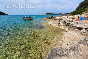 Resort Centinera *** - další pláže v okolí (ploché kameny), Pula-Banjole, poloostrov Istrie, Chorvatsko