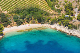 Vela Planica - sousední zátoka, letecký pohled, ostrov Brač, Chorvatsko
