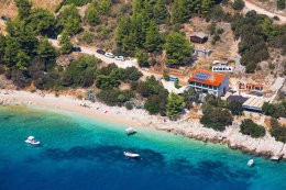 Vela Planica - sousední zátoka, letecký pohled, ostrov Brač, Chorvatsko