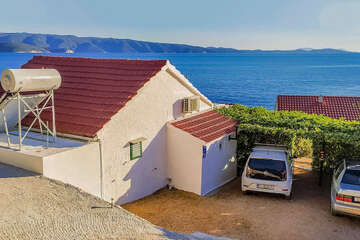 Apartmán Nikša - parkování u domu, Vela Farska, ostrov Brač, Chorvatsko