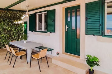 Apartmán Nikša - posezení na terase, Vela Farska, ostrov Brač, Chorvatsko