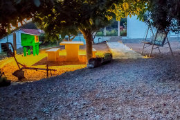 Apartmán Nikša - posezení na zahrádce, Vela Farska, ostrov Brač, Chorvatsko