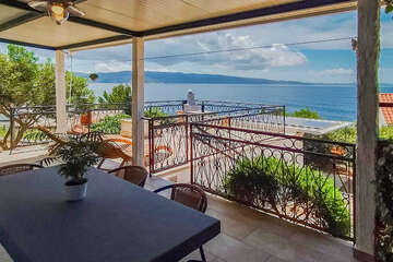 Apartmán Nikša - posezení na terase, Vela Farska, ostrov Brač, Chorvatsko