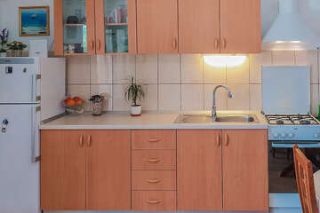 Apartmán Nikša - kuchyň po zavedení teplé vody (nová baterie), Vela Farska, ostrov Brač, Chorvatsko