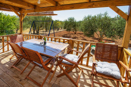 Mobilhome Klanac M1 - terasa domku, Tkon, ostrov Pašman, Chorvatsko