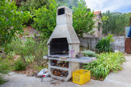 Apartmány Lara - gril u domu, jižní zátoky, ostrov Hvar, Chorvatsko