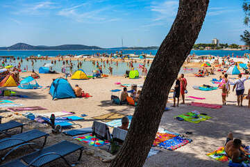 Vodice - pláž v centru, Šibenická riviéra, Chorvatsko