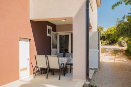 A9 -  apartmány Roza pro 2-4 osoby, horní budova - přízemí,  Mandre, ostrov Pag