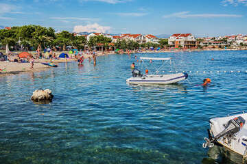Povljana, oblázková pláž Mali Dubrovnik, Chorvatsko