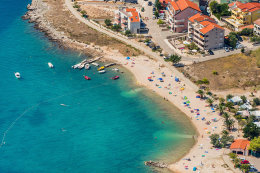 Povljana, oblázková pláž Mali Dubrovnik, Chorvatsko