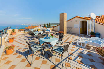 Casa del Sol - prostorná střešní terasa pro všechny hosty apartmánů, Sukošan, Zadarská riviéra, Chorvatsko