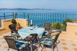 Casa del Sol - prostorná střešní terasa pro všechny hosty apartmánů, Sukošan, Zadarská riviéra, Chorvatsko