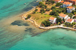 Casa del Sol - letecký pohled na nejbližší oblázkové pláže, Sukošan, Zadarská riviéra, Chorvatsko