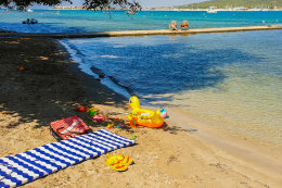 Sukošan - písečné pláže západně od starého centra (v blízkosti kempů)  Zadarská riviéra, Chorvatsko