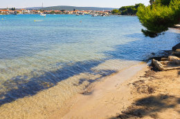 Písečné pláže západně od starého centra, Sukošan, Zadarská riviéra, Chorvatsko