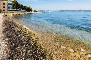 Kamenitá pláž Punta, Sukošan, Zadarská riviéra, Chorvatsko