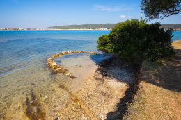 Oblázkové pláže v blízkosti pláže Punta, Sukošan, Zadarská riviéra, Chorvatsko