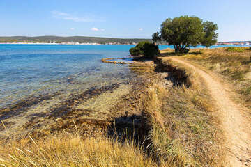 Oblázkové pláže v blízkosti pláže Punta, Sukošan, Zadarská riviéra, Chorvatsko