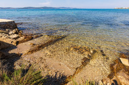 Oblázkové pláže v blízkosti pláže Punta, Sukošan, Zadarská riviéra, Chorvatsko