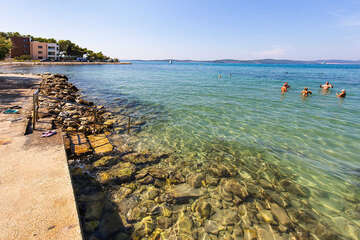 Koupání v blízkosti pláže Punta, Sukošan, Zadarská riviéra, Chorvatsko