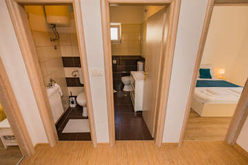Apartmán Kornelija - druhé samostatné wc (vlevo) , koupelna a jedna z ložnic (vpravo), Tkon, Pašman, Chorvatsko