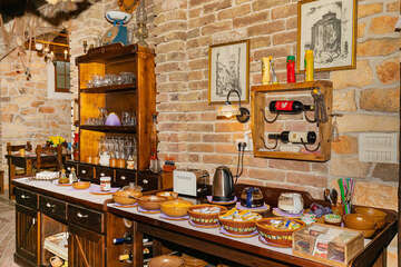 Casa del Sol, Sukošan - snídaně v suterénu penzionu, Zadarská riviéra, Chorvatsko