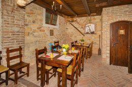 Casa del Sol, Sukošan - snídaně v suterénu penzionu, Zadarská riviéra, Chorvatsko