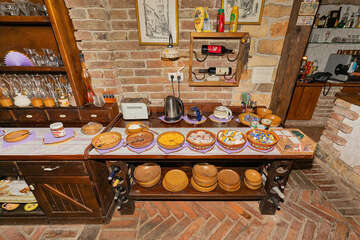 Casa del Sol, Sukošan - snídaně v suterénu penzionu, Zadarská riviéra, Chorvatsko