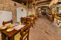 Casa del Sol, Sukošan - snídaně v suterénu penzionu, Zadarská riviéra, Chorvatsko