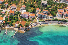 Apartmány Filip - vpravo písečná pláž Južna plaža (150 m), letecký snímek, Tkon, ostrov Pašman, Chorvatsko