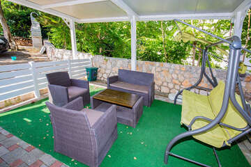 Apartmány Eva - posezení u domu, Baška, ostrov Krk, Chorvatsko