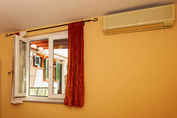 Studio A5 - okno studia směřující na terasu společnou s A1, apartmány Eva, Baška, ostrov Krk, Chorvatsko