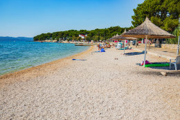 Pakoštane - oblázkové pláže, Zadarská riviéra, Chorvatsko