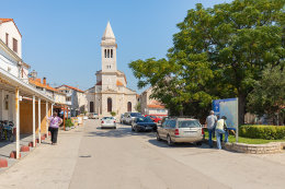 Pakoštane - kostel v centru, Zadarská riviéra, Chorvatsko