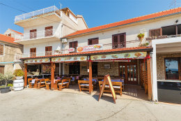 Pakoštane - restaurace v centru, Zadarská riviéra, Chorvatsko