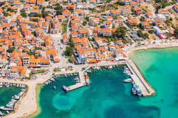 Pakoštane - letecký pohled, Zadarská riviéra, Chorvatsko