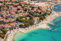 Pakoštane - letecký pohled (západně od přístavu), Zadarská riviéra, Chorvatsko