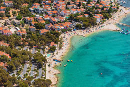 Pakoštane - letecký pohled (západně od přístavu), Zadarská riviéra, Chorvatsko