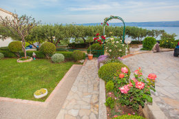 Apartmány Zela - upravená zahrádka u domu, Omiš-Duće, Chorvatsko