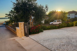 Apartmány Varadero - vjezd do dvora domu, Tkon, ostrov Pašman, Chorvatsko