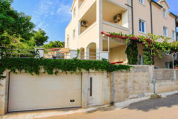 Apartmány Čempres - garáž u domu pro apartmán A4, letovisko Postira, ostrov Brač