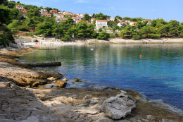 Apartmány Čempres - pobřeží z plochých kamenů, letovisko Postira, ostrov Brač