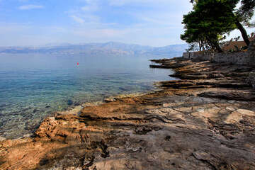 Apartmány Čempres - pobřeží z plochých kamenů, letovisko Postira, ostrov Brač