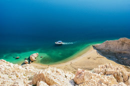 Metajna -  pláž Beritnica, ostrov Pag, Chorvatsko