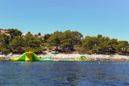 Apartmány Čempres - pobřeží z plochých kamenů, letovisko Postira, ostrov Brač