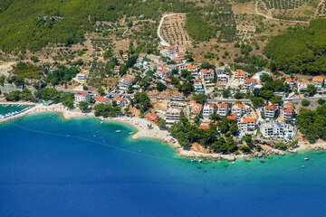 Mediči - letecký pohled, Omišská riviéra, Chorvatsko