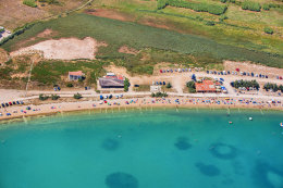 Pláž Caska, ostrov Pag, Chorvatsko 