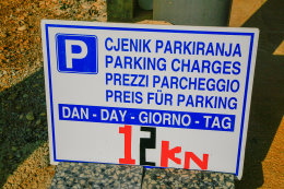 Písčitooblázková pláž Prnjica, ostrov Pag, Chorvatsko 