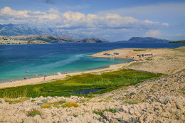 Písčitooblázková pláž Prnjica, ostrov Pag, Chorvatsko 